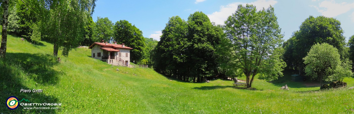 74 La bella radura prativa dei Foppi al Rif. del Monte Zucco.jpg